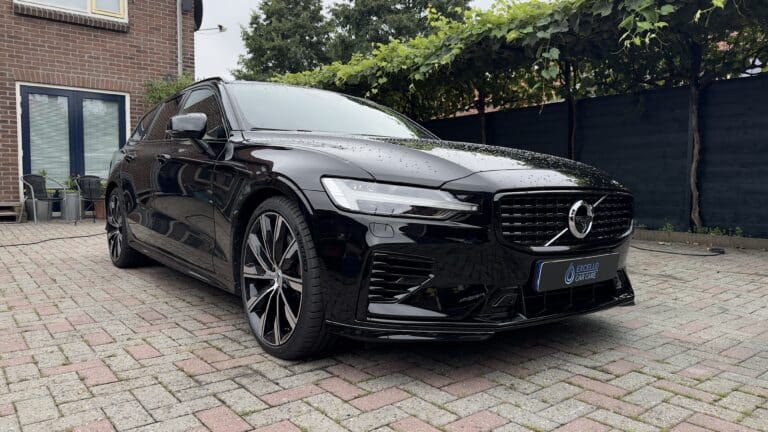 Een Volvo V90, professioneel behandeld met een 2-staps polijstproces voor diepgaande lakcorrectie en herstel van glans.