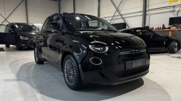 Een elektrische fiat 500 die een uitgebreid showroom behandeling heeft gekregen